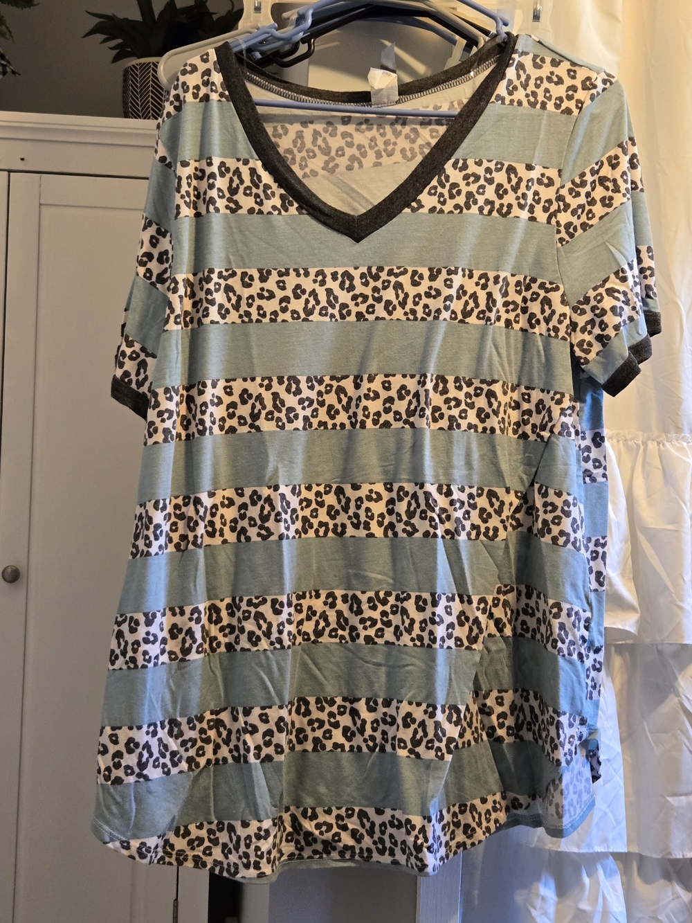 V-Neck Striped Leopard Print Short Sleeve Top - Sage Green/Beige